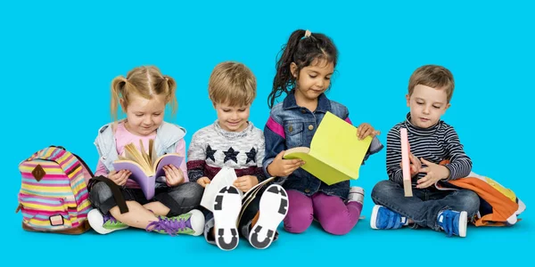 Niños preescolares con libros y mochilas —  Fotos de Stock