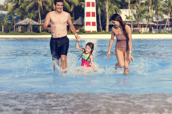 Famille jouant dans la piscine — Photo