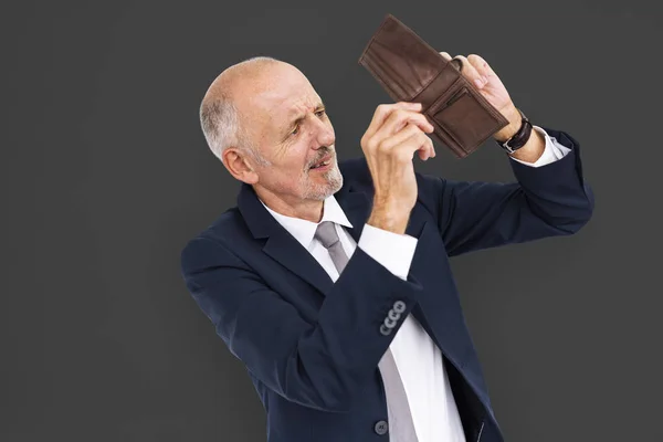 Hombre mirando en la cartera vacía — Foto de Stock