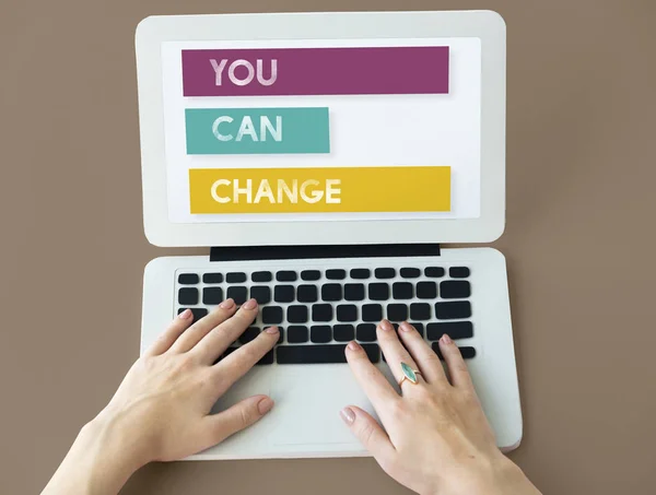 Vrouw typen op laptop toetsenbord — Stockfoto