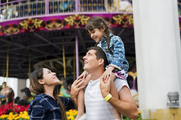 Family in amusement park — Stock Photo, Image