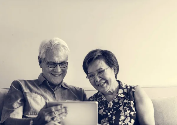 Comprimido de navegação casal — Fotografia de Stock