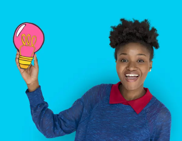 Afrikaanse vrouw bedrijf gloeilamp — Stockfoto