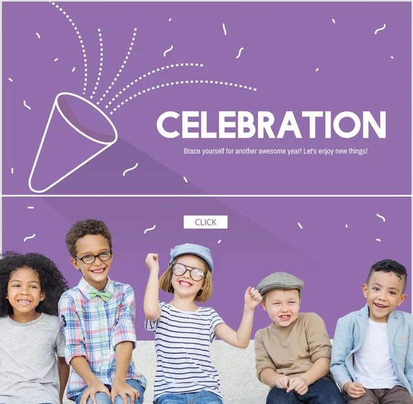 Süper kahraman takım elbiseli çocuk 