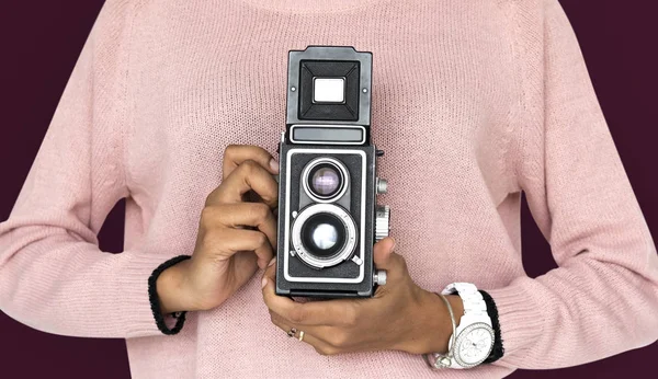 Frau hält Kamera mit zwei Objektiven — Stockfoto