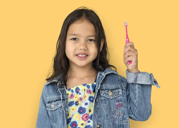 Flicka anläggning tandborste — Stockfoto
