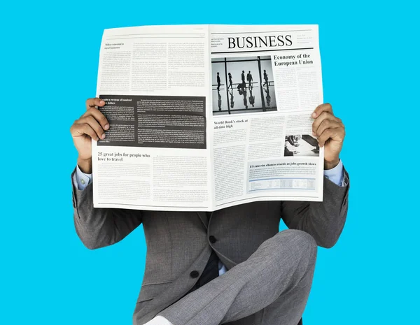 Empresario leyendo periódico —  Fotos de Stock