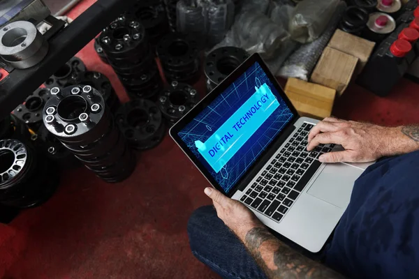 Mechanik samochodowy praca na laptopie — Zdjęcie stockowe