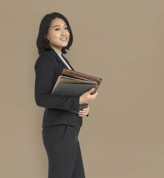 Asiatico businesswoman cerca in binocolo — Foto Stock