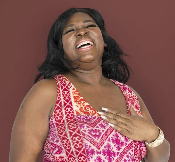 Mujer africana sonriendo en el estudio — Foto de Stock