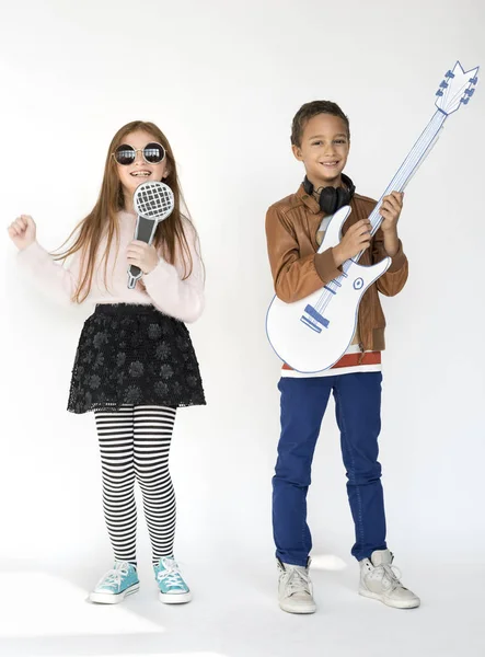 Ragazzina e ragazzo con chitarra — Foto Stock