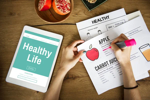 Kadın dijital tablet ile planı yapma