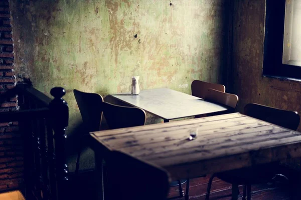 Prázdná místnost s jídelní stoly — Stock fotografie