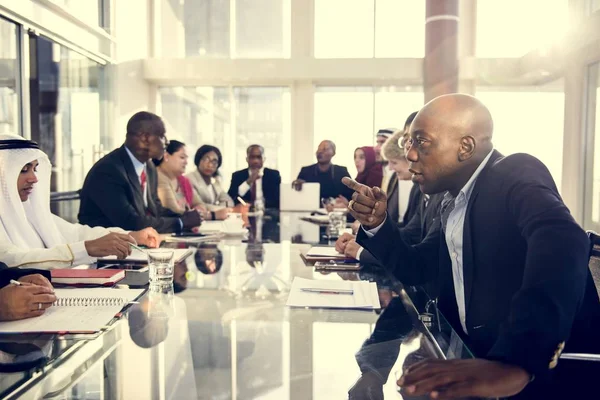 Pessoas multirraciais tendo reunião — Fotografia de Stock