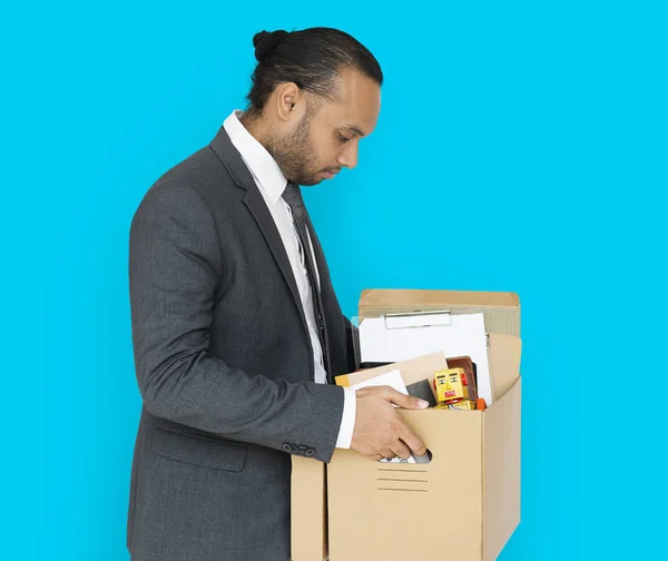 Индийский бизнесмен с коробкой — стоковое фото
