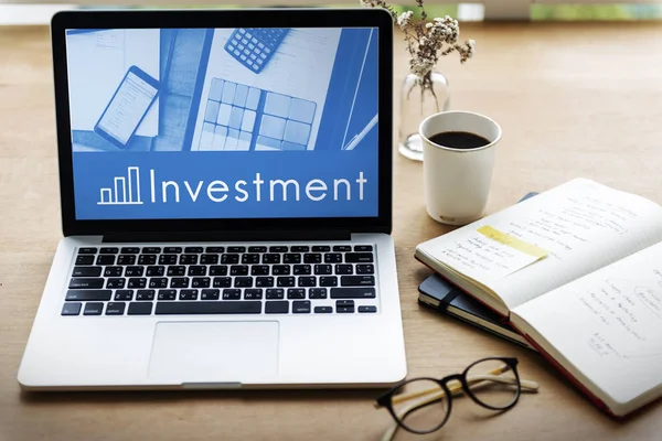 Masa üzerinde duran dizüstü