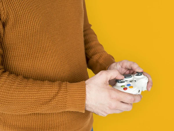 Mãos Segurando Controlador de Jogo — Fotografia de Stock