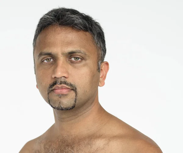 Indischer Mann posiert im Studio — Stockfoto