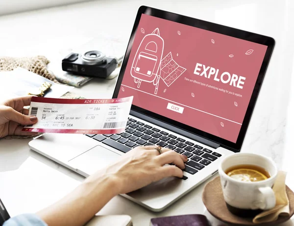 kadını masada bilgisayar kullanma