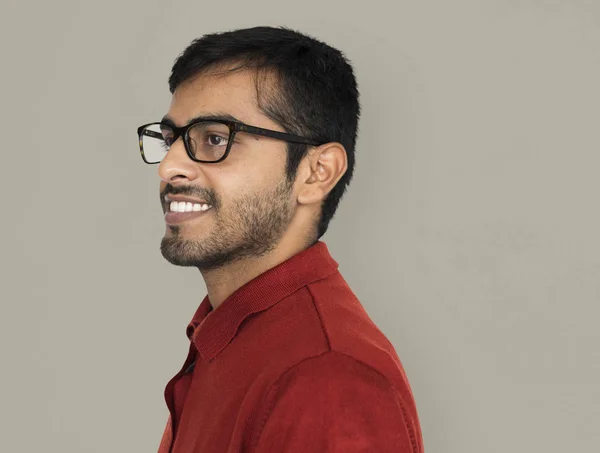 Sorridente indiana homem no estúdio — Fotografia de Stock