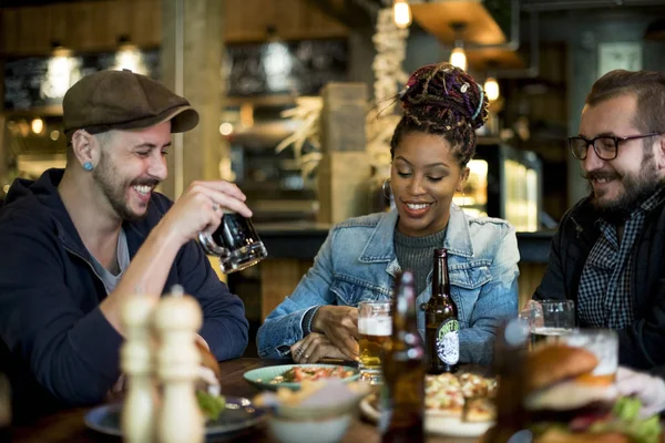 Diversas pessoas saem no pub — Fotografia de Stock