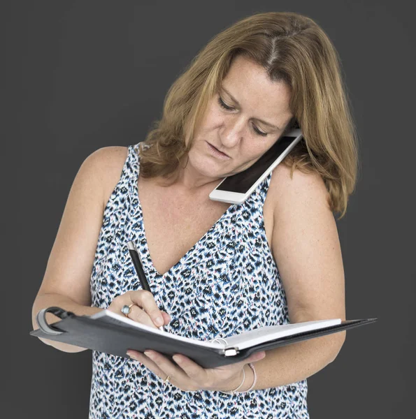 Mujer adulta escribiendo notas en el diario —  Fotos de Stock