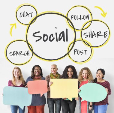 Konuşma balonları tutan çeşitlilik kadınlar