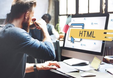 Kahve içme ve bilgisayarda çalışan adam