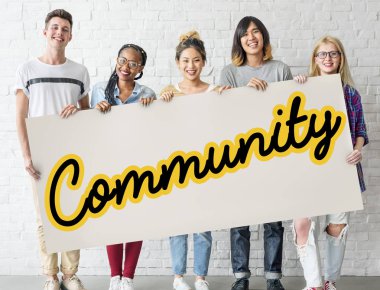 afiş bir arada tutan arkadaşlar