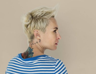 Boynunda dövme olan sarışın kadın