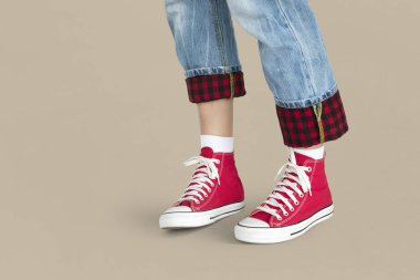 Kırmızı spor ayakkabı, kot pantolon