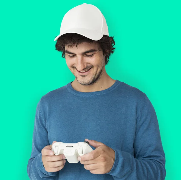 Uomo in cap in possesso di controller di gioco — Foto Stock