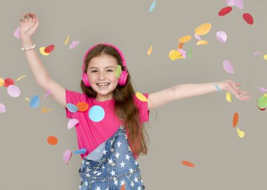 küçük kız kamera için poz