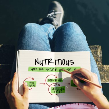 Oturma ve not defterinde çizim kadın