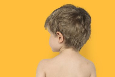 Stüdyoda küçük beyaz çocuk