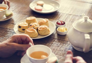 çay içme ve yemek yeme insanlar