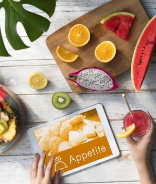 Dijital tabletli kadın