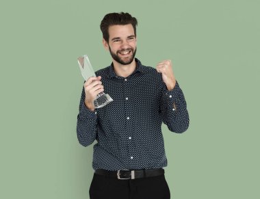 yakışıklı adam tutarak