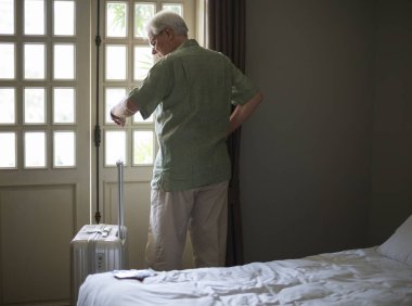 Kıdemli adam seyahat için hazırlanıyor