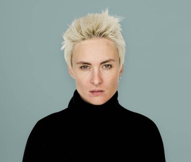 Kısa saçlı sarışın kadın