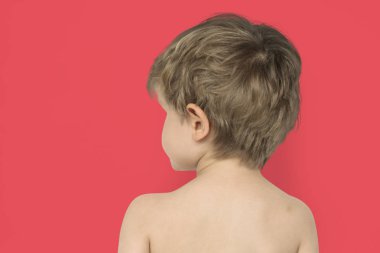 Stüdyoda küçük beyaz çocuk