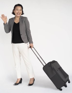 İş kadını akıllı telefon kullanıyor.