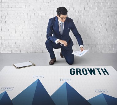 Takım elbiseli genç işadamı