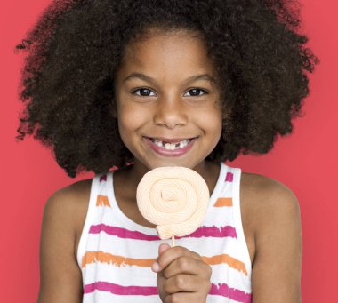 küçük kız kamera için poz