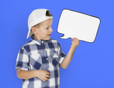 Çocuk konuşma balonunu tutuyor