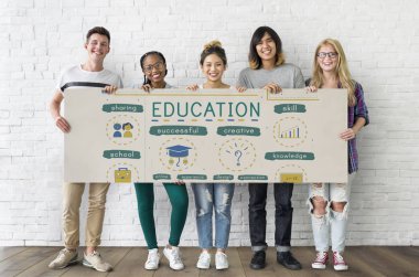 afiş bir arada tutan arkadaşlar