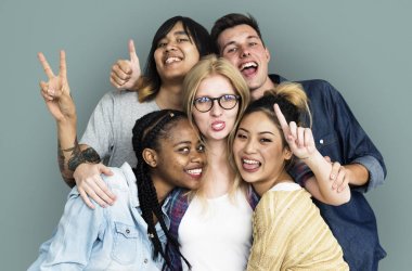 mutlu genç arkadaşlar