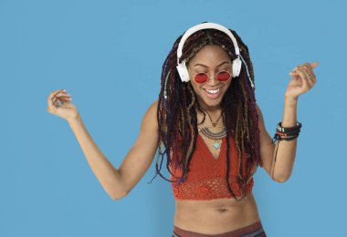 Afrikalı kadın müzik dinleme dreadlocks ile