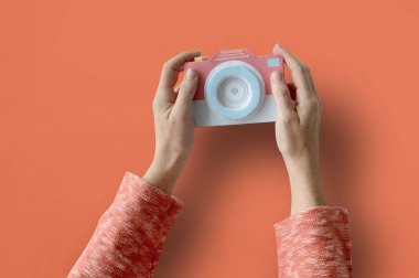 İnsan eli kamera tutarak