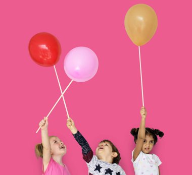 Küçük çocuk balon ile oyun 